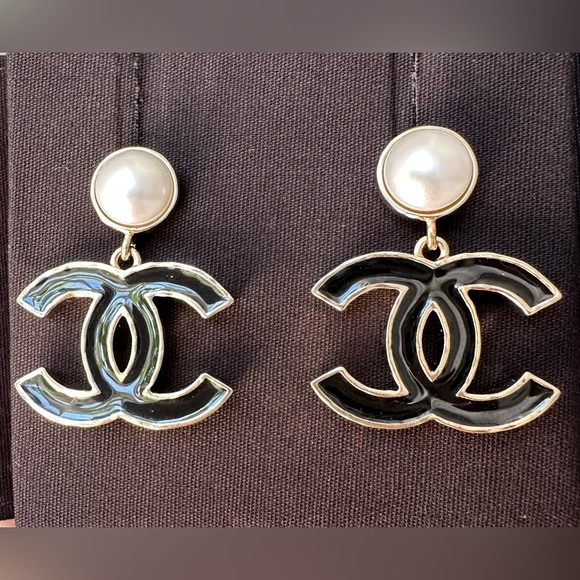 CHANEL 2025P LARGE BLACK enamel gold cc logo earrings New...